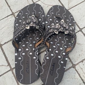 Clarks flip flops
